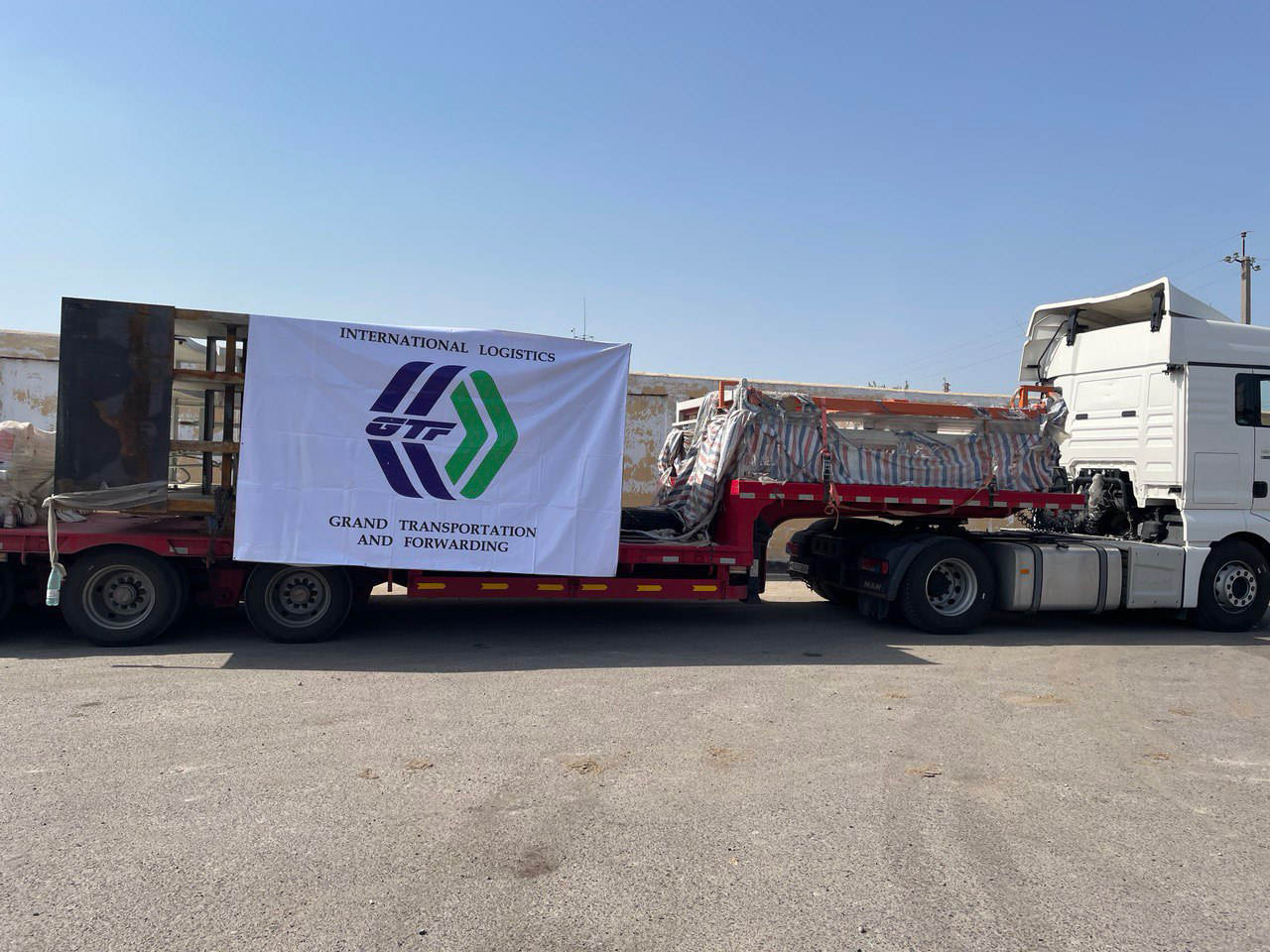 Промышленное оборудование на низкорамном трале под баннером GTF